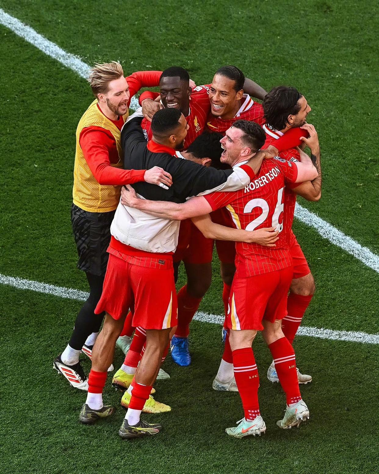 两位球员联手创造历史记录,在比赛中受到瞩目 两位球员联手创造历史记录,在比赛中受到瞩目