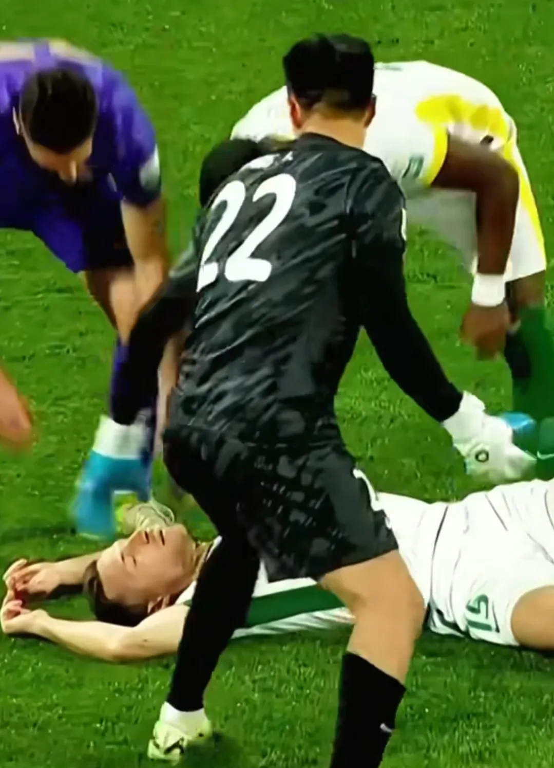 欧洲冠军联赛决赛场发生突发事件,球员受伤的简单介绍 欧洲冠军联赛决赛场发生突发事件,球员受伤的简单介绍