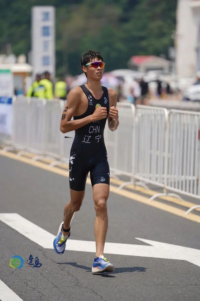 关于日本铁人三项选手夺得冠军，力挽狂澜取得胜利的信息