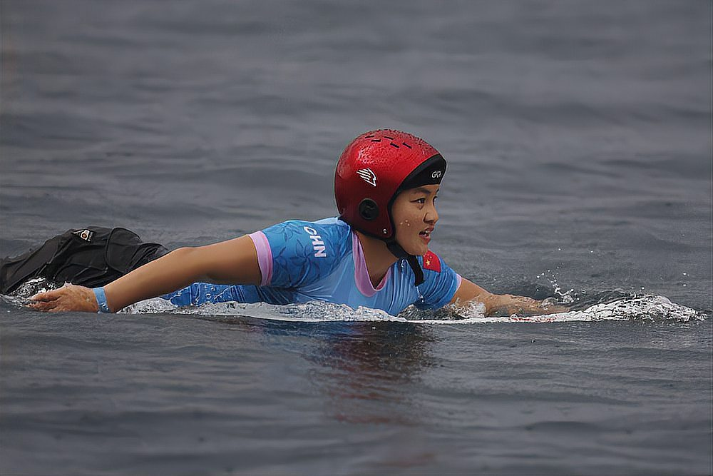 冲浪比赛意外变幻，选手尽显技艺